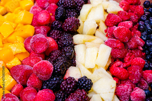 Frutas congeladas y frescas picadas