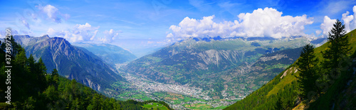 Visp, Schweiz: Walliser Alpenpanorama mit Visp im Tal