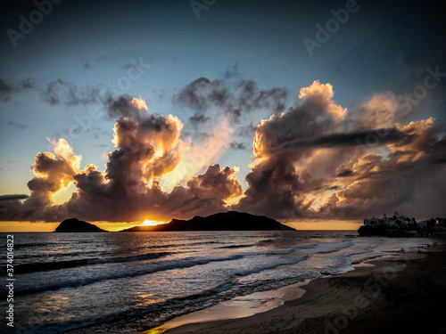 Atardecer en la playa de mazatlán Sinaloa