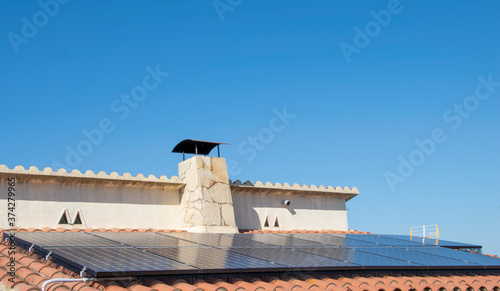 Conjunto de placas acumuladoras de energía instaladas en el tejado para aprovechar la radiación solar.