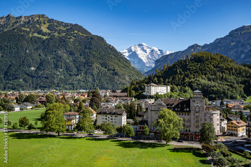 Interlaken Höhenmatte mit Jungfrau Sommer spezieller Blickwinkel blauer Himmel grün Kontraste etwas Wolken 