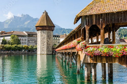 Luzern, Kapellbrücke, Holzbrücke, Wasserturm, Brücke, Reuss, Fluss, Stadt, Altstadt, Vierwaldstättersee, Alpen, Pilatus, Sommer, Schweiz