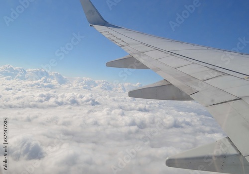 ala de avión en nubes esponjogas