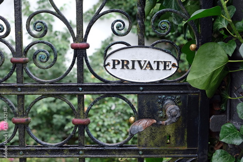 Schild Private