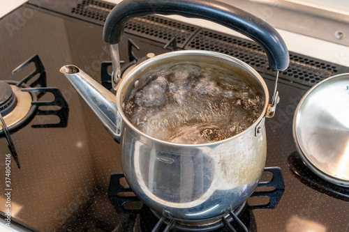 やかんでお湯を沸かす