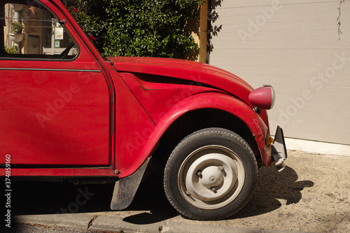 vecchia auto rossa