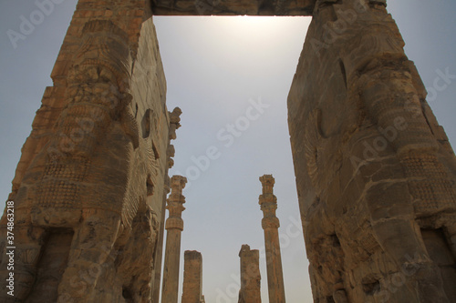 kamienne ruiny starożytnego miasta persepolis w iranie