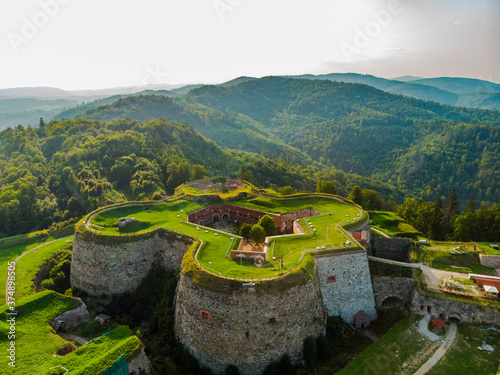 Fort twierdza góry drzewa las