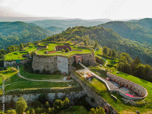 Fort twierdza góry drzewa las zabytek