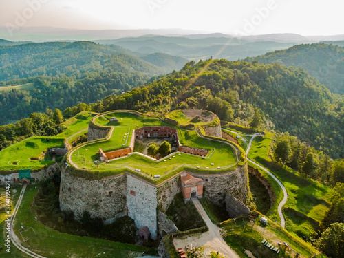 Fort twierdza góry drzewa las zabytek