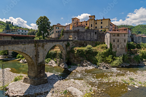 Blick auf die Alte Brücke und die Altstadt von Castelnuovo di Garfagnana in der Toskana in Italien 