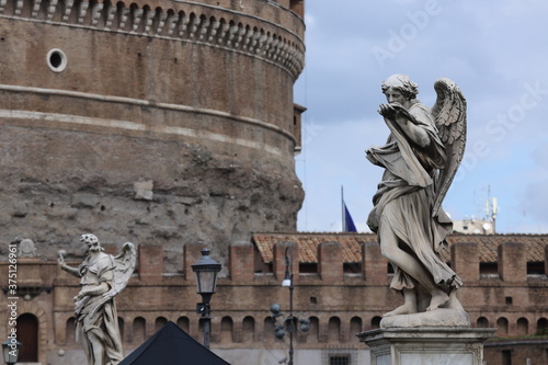 Figury umieszczone wzdłuż muru przed Zamkiem Anioła w Rzymie.