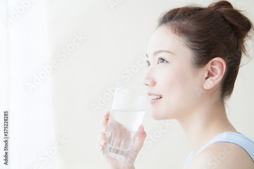 水を飲む女性