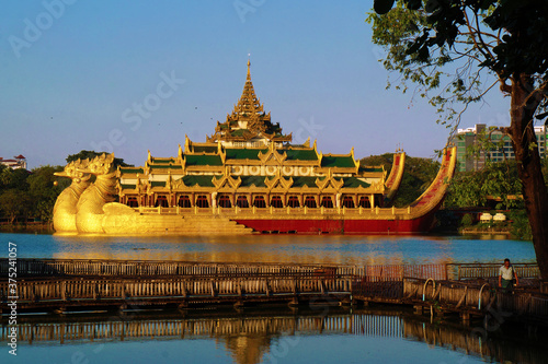 Karaweik Palast - Yangon Myanmar