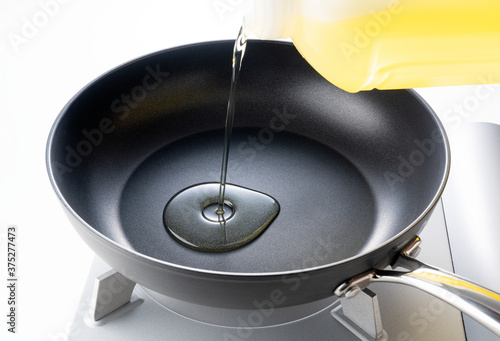 Pour oil into the frying pan.