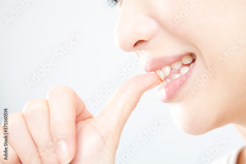 爪を噛む女性