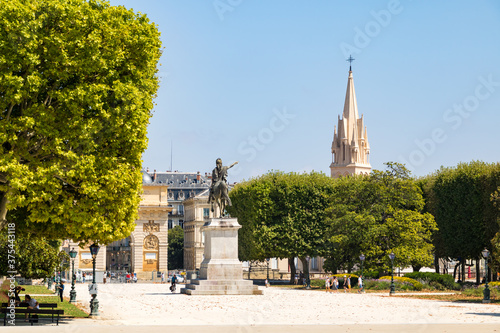 Vue depuis la Promenade du Peyrou à Montpellier sur l'arc de triomphe et le clocher de l'église Sainte-Anne (Occitanie, France)