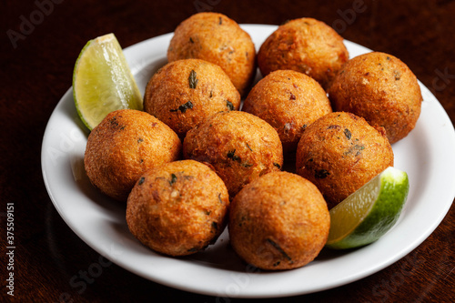 Bolinho de bacalhau frito com limão