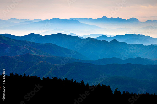 連なる山々と雲海