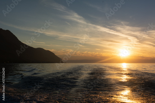 Couché de soleil sur le lac Léman à l'arrière d'un bateau