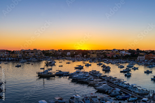 tramonto al porto di Lampedusa