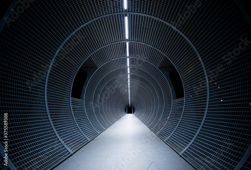 Túnel circular con iluminación