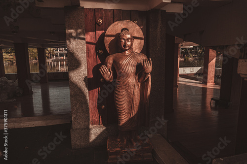 Mały posąg Buddy w świątyni.