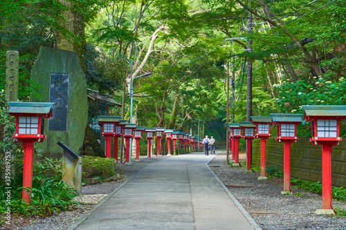 東京八王子市の初夏の高尾山浄心門の奥にある殺生禁断の碑と赤い灯ろう