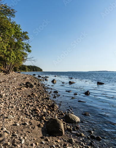 Skaliste wybrzeże na wyspie Jeloya należącej do miasta Moss nad Oslofjordem w Norwegii