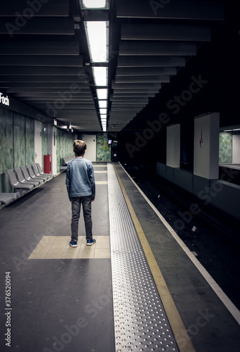 garçon sur le quai attendant le métro
