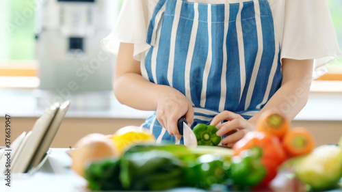 野菜を切る女性 キッチン 料理