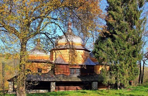 Piątkowa . Cerkiew greckokatolicka pw. św. Dymitra . Zbudowana w roku 1732 ale przypuszcza się , że jest znacznie starsza . Od czasu wojny nieużytkowana .