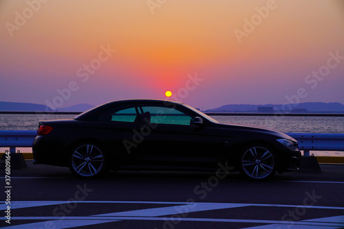 夕陽と海とスポーツカー
