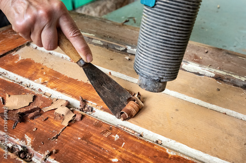 Removing old paint with a hot air blower