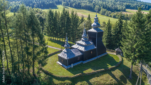 Zabytkowa cerkiew w miejscowości Czarna w Beskidzie Niskim,