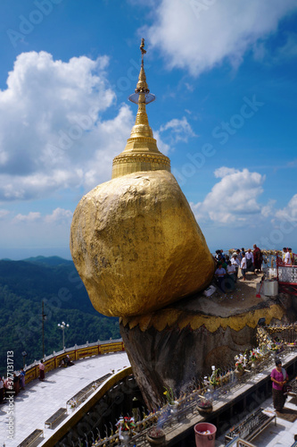 Buddhistische Pilger am Goldenen Fels - Kyaikto Myanmar 