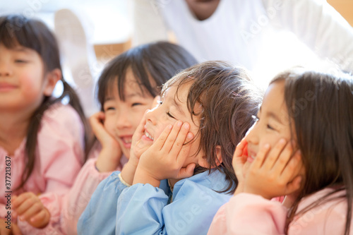 頬杖をつく幼稚園児