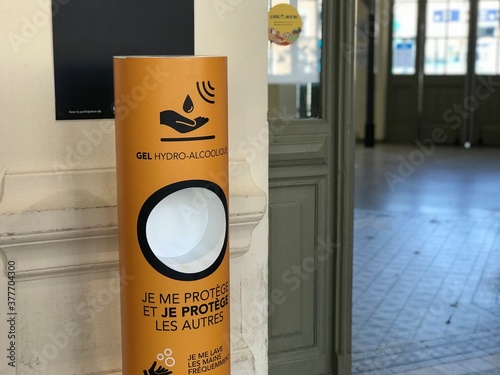 Désinfection des mains en libre serve en gare à base de solution hydroalcoolique suite au Coronavirus en gare SNCF pour lutter contre la propagation du Covid-19