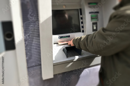 Retrait d'argent d'un guichet automatique DAB en France pour cartes bancaires