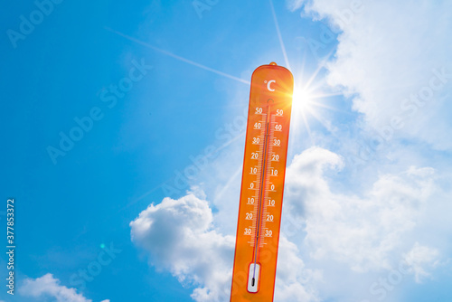 thermomètre affichant une très forte température par une météo de canicule