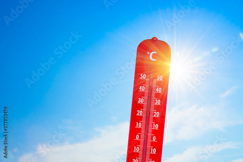 thermomètre affichant une très forte température par une météo de canicule
