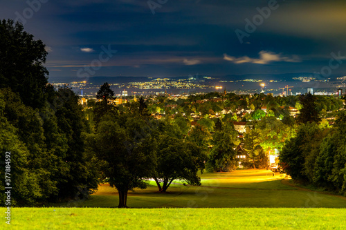 Nocny widok na Oslo, stolicę Norwegii z Carl Kjelsens park 