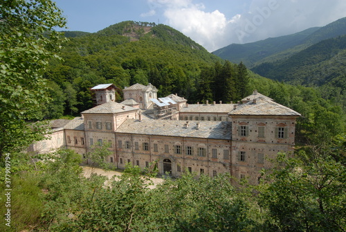 The palace of Valcasotto is in the municipality of Garessio on the slopes of Bric Mindino.It was born in the 11th century as a charterhouse dedicated to Saint Brunone.