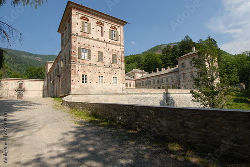 The palace of Valcasotto is in the municipality of Garessio on the slopes of Bric Mindino.It was born in the 11th century as a charterhouse dedicated to Saint Brunone.