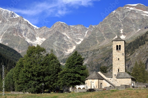 Chiesa Vecchia di Macugnaga con alle spalle il Monte Rosa, di giorno