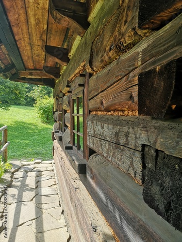 Stara drewniana chata wiejska w Polsce, widok na drewniane zewnętrzne bale