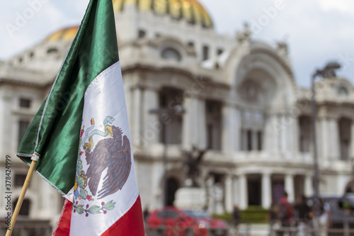 Bandera de México frente a edificios populares la ciudad de México