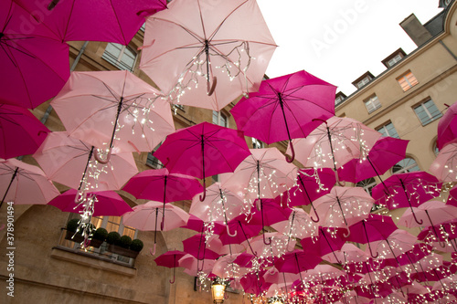 Parapluies Roses et Blancs Suspendues