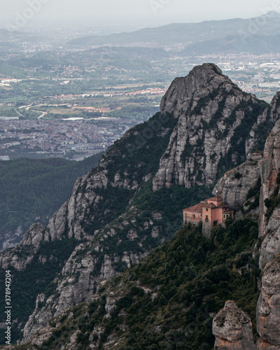 Monasterio en un saliente de la Montaña en Montserrat, Cataluña España.