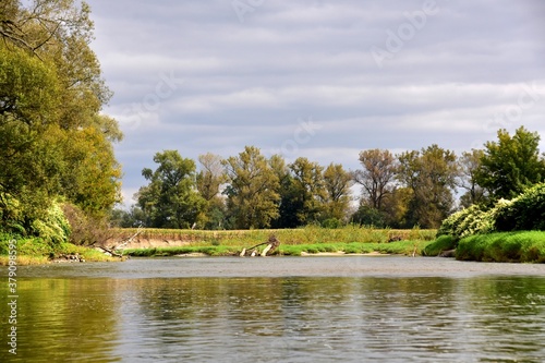 Rezerwaty przyrody w Krainie Górnej Odry, położony jest na południowo-zachodniej części województwa śląskiego. Graniczne Meandry Odry w Chalupkach. Szlak kajakowy na Odrze na granicy z Czechami. 